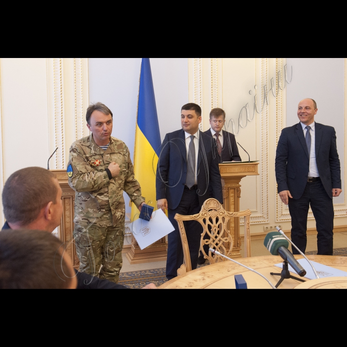 03 червня 2015
Голова ВР України Володимир Гройсман вручив нагороди депутатам – учасникам АТО. У заході брав участь Перший заступник Голови ВР України Андрій Парубій.
нагороду отримує Ігор Лапін
