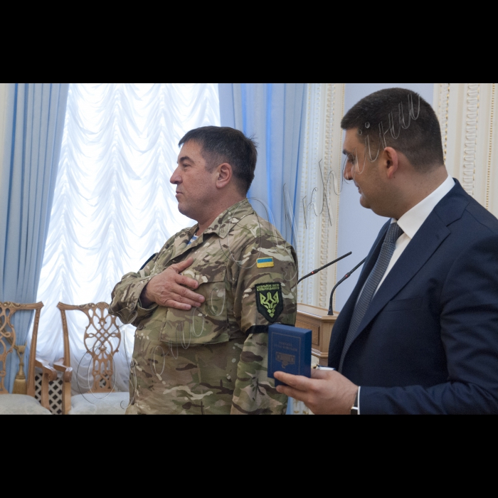 03 червня 2015
Голова ВР України Володимир Гройсман вручив нагороди депутатам – учасникам АТО. У заході брав участь Перший заступник Голови ВР України Андрій Парубій.
нагороду отримує Юрій Тимошенко