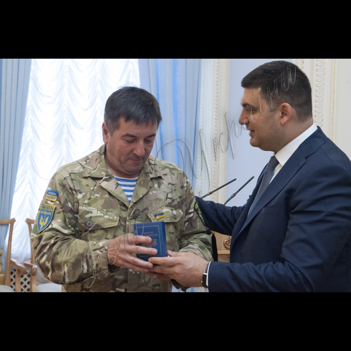 03 червня 2015
Голова ВР України Володимир Гройсман вручив нагороди депутатам – учасникам АТО. У заході брав участь Перший заступник Голови ВР України Андрій Парубій.
нагороду отримує Юрій Тимошенко