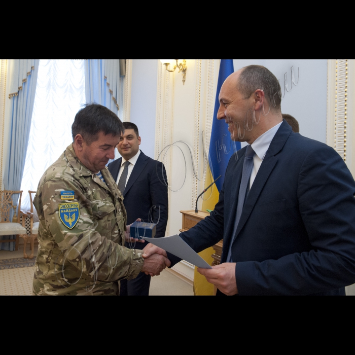 03 червня 2015
Голова ВР України Володимир Гройсман вручив нагороди депутатам – учасникам АТО. У заході брав участь Перший заступник Голови ВР України Андрій Парубій.
нагороду отримує Юрій Тимошенко