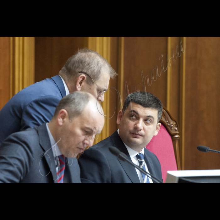 04 червня 2015
Президент України Петро Порошенко виступив у парламенті із щорічним Посланням до Верховної Ради про внутрішнє і зовнішнє становище України.
Андрій Парубій, Сергій Пашинський, Володимир Гройсман