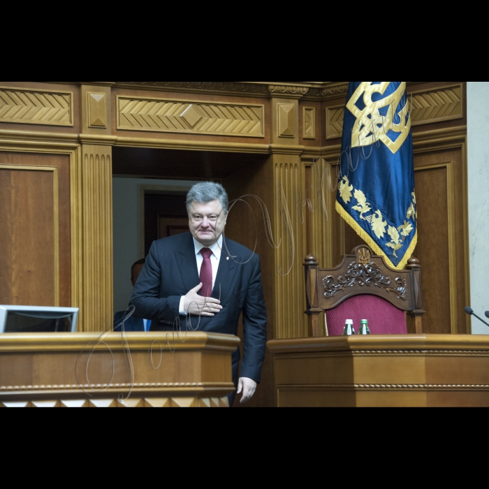 04 червня 2015
Президент України Петро Порошенко виступив у парламенті із щорічним Посланням до Верховної Ради про внутрішнє і зовнішнє становище України.