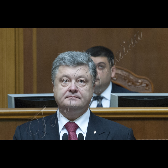 04 червня 2015
Президент України Петро Порошенко виступив у парламенті із щорічним Посланням до Верховної Ради про внутрішнє і зовнішнє становище України.