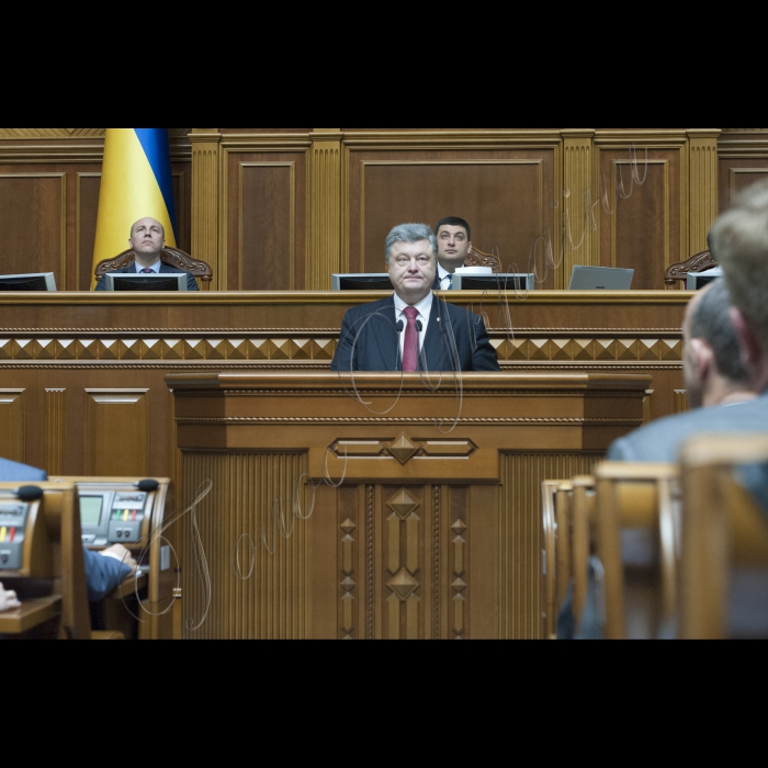 04 червня 2015
Президент України Петро Порошенко виступив у парламенті із щорічним Посланням до Верховної Ради про внутрішнє і зовнішнє становище України.