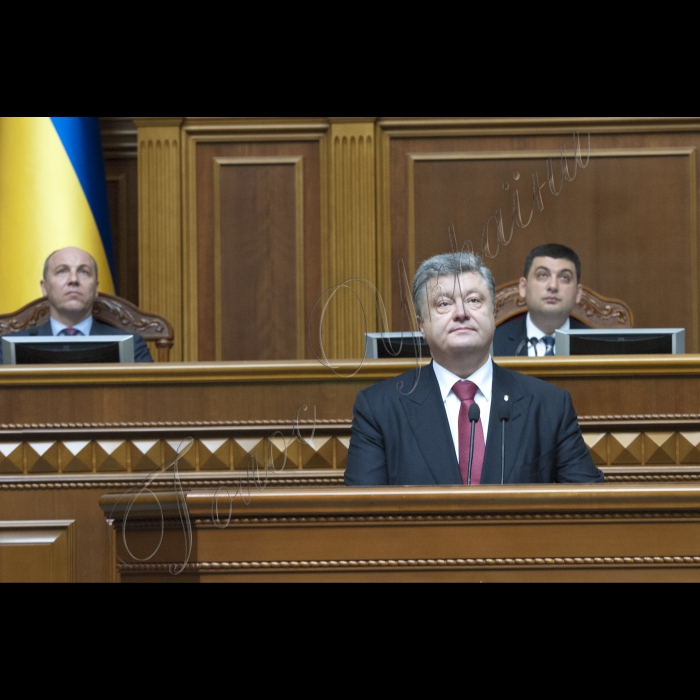 04 червня 2015
Президент України Петро Порошенко виступив у парламенті із щорічним Посланням до Верховної Ради про внутрішнє і зовнішнє становище України.