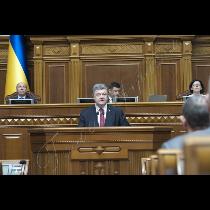 04 червня 2015
Президент України Петро Порошенко виступив у парламенті із щорічним Посланням до Верховної Ради про внутрішнє і зовнішнє становище України.