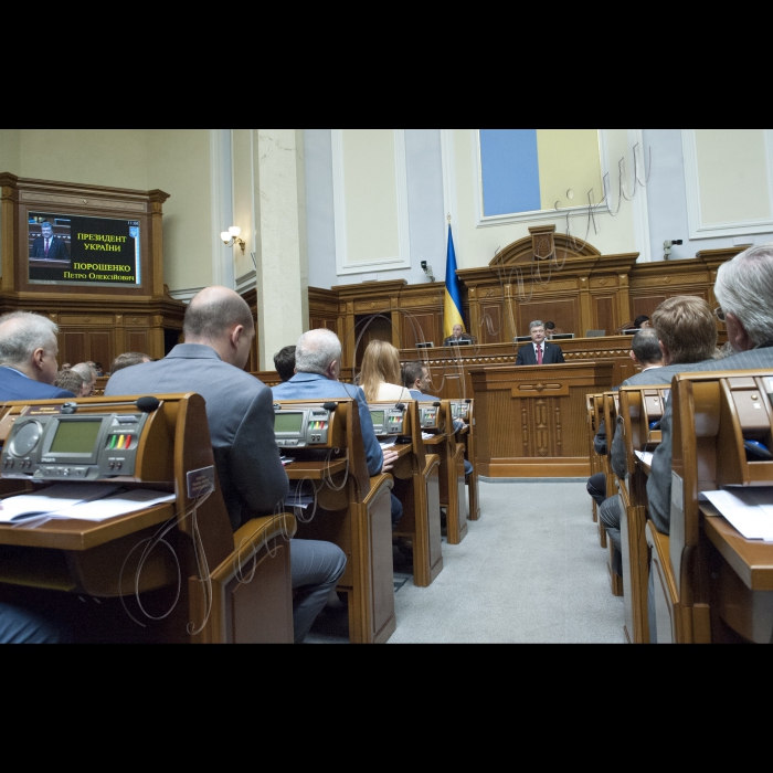 04 червня 2015
Президент України Петро Порошенко виступив у парламенті із щорічним Посланням до Верховної Ради про внутрішнє і зовнішнє становище України.