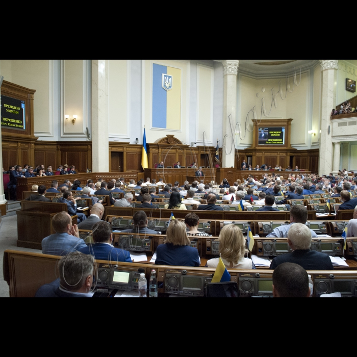 04 червня 2015
Президент України Петро Порошенко виступив у парламенті із щорічним Посланням до Верховної Ради про внутрішнє і зовнішнє становище України.