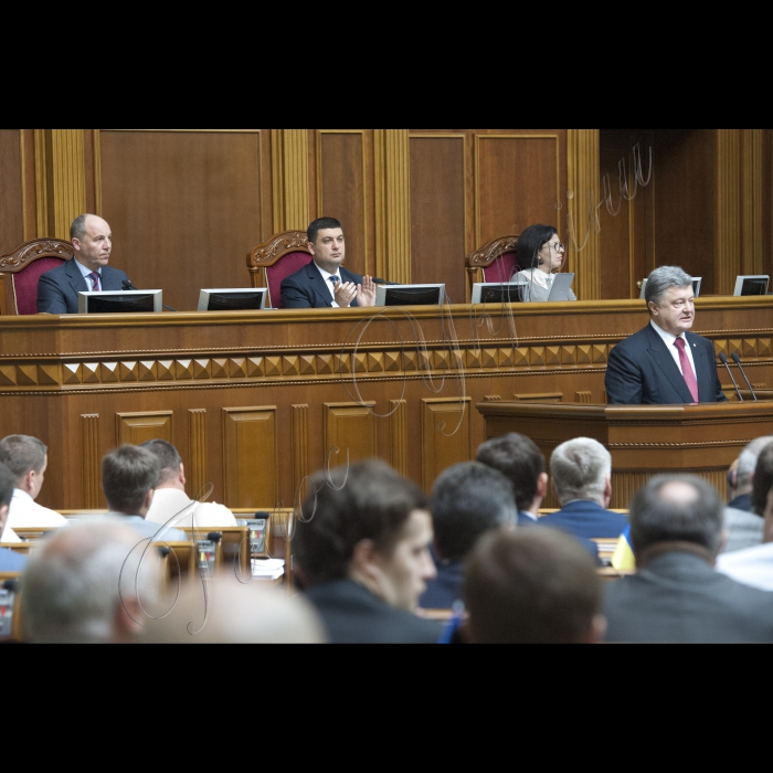 04 червня 2015
Президент України Петро Порошенко виступив у парламенті із щорічним Посланням до Верховної Ради про внутрішнє і зовнішнє становище України.