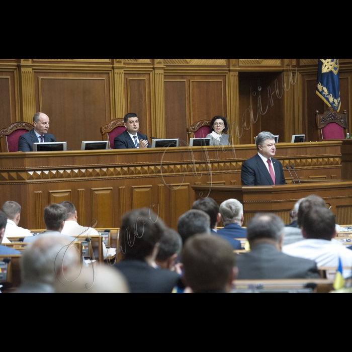 04 червня 2015
Президент України Петро Порошенко виступив у парламенті із щорічним Посланням до Верховної Ради про внутрішнє і зовнішнє становище України.