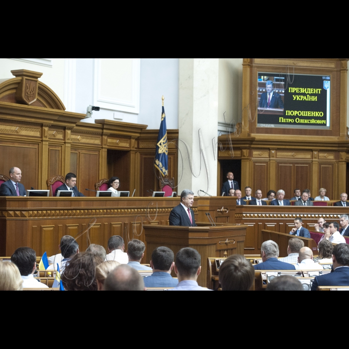 04 червня 2015
Президент України Петро Порошенко виступив у парламенті із щорічним Посланням до Верховної Ради про внутрішнє і зовнішнє становище України.