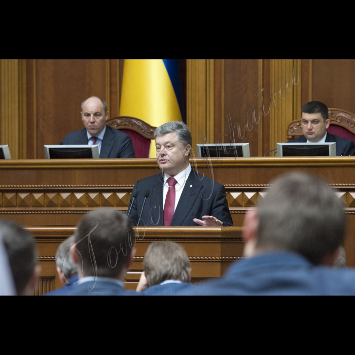 04 червня 2015
Президент України Петро Порошенко виступив у парламенті із щорічним Посланням до Верховної Ради про внутрішнє і зовнішнє становище України.