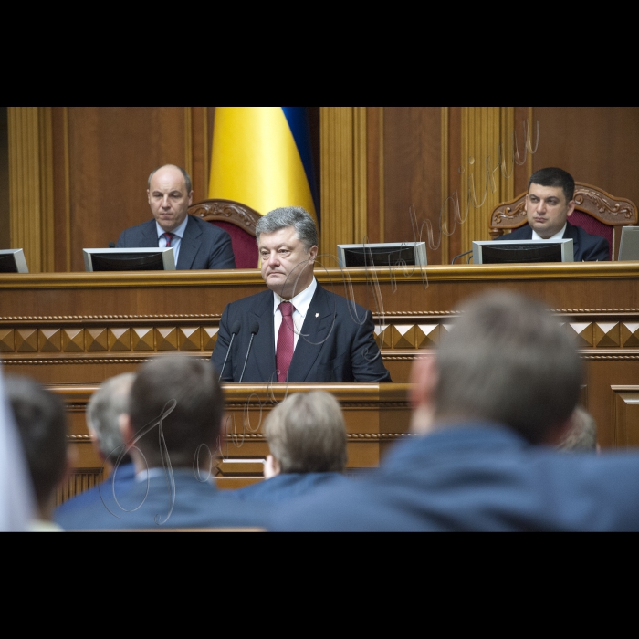 04 червня 2015
Президент України Петро Порошенко виступив у парламенті із щорічним Посланням до Верховної Ради про внутрішнє і зовнішнє становище України.