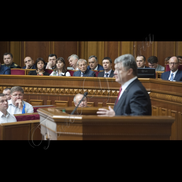 04 червня 2015
Президент України Петро Порошенко виступив у парламенті із щорічним Посланням до Верховної Ради про внутрішнє і зовнішнє становище України.