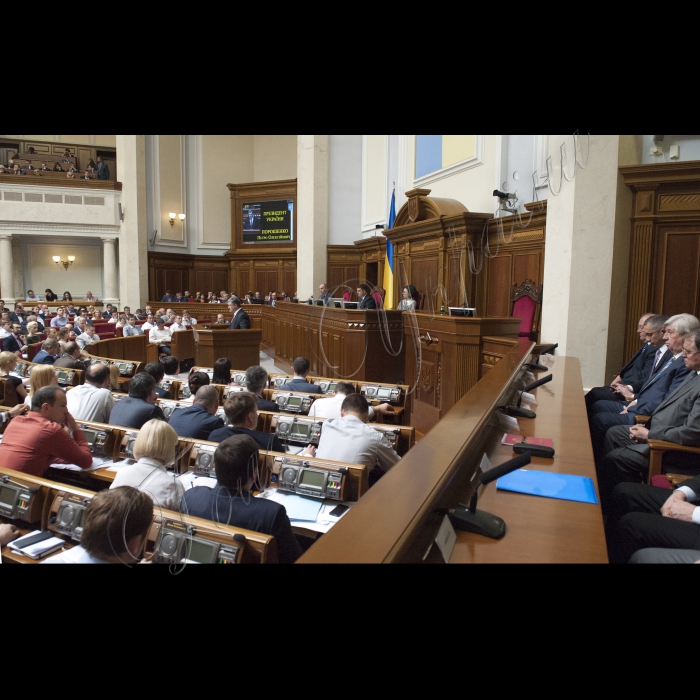 04 червня 2015
Президент України Петро Порошенко виступив у парламенті із щорічним Посланням до Верховної Ради про внутрішнє і зовнішнє становище України.