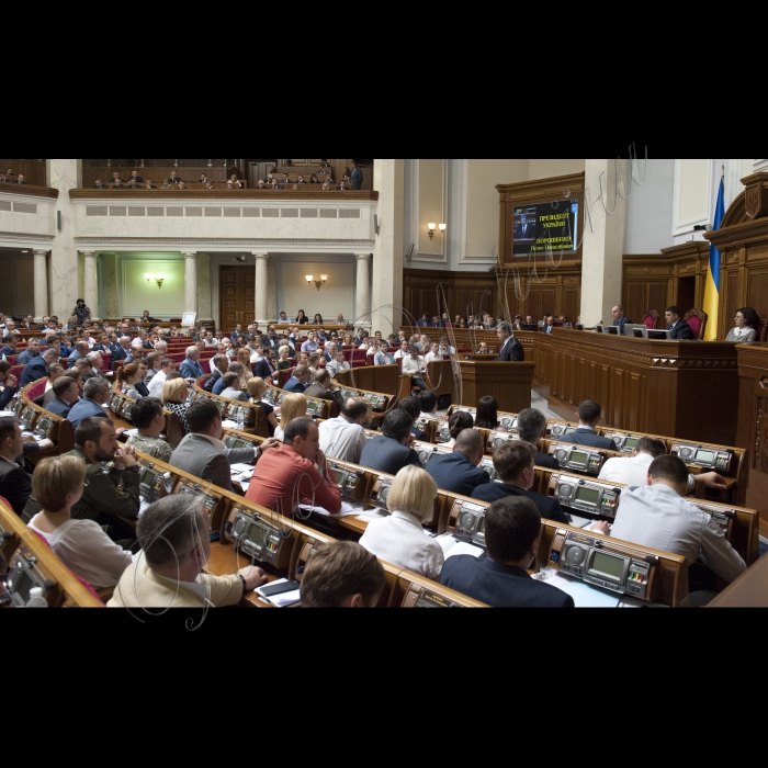 04 червня 2015
Президент України Петро Порошенко виступив у парламенті із щорічним Посланням до Верховної Ради про внутрішнє і зовнішнє становище України.