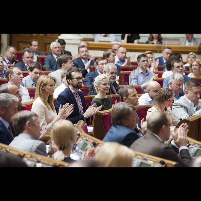 04 червня 2015
Президент України Петро Порошенко виступив у парламенті із щорічним Посланням до Верховної Ради про внутрішнє і зовнішнє становище України.