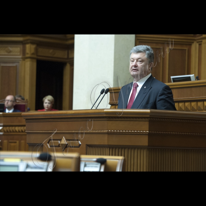 04 червня 2015
Президент України Петро Порошенко виступив у парламенті із щорічним Посланням до Верховної Ради про внутрішнє і зовнішнє становище України.
