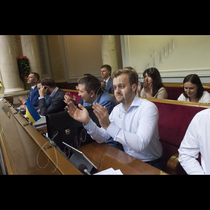 04 червня 2015
Президент України Петро Порошенко виступив у парламенті із щорічним Посланням до Верховної Ради про внутрішнє і зовнішнє становище України.
представники БПП