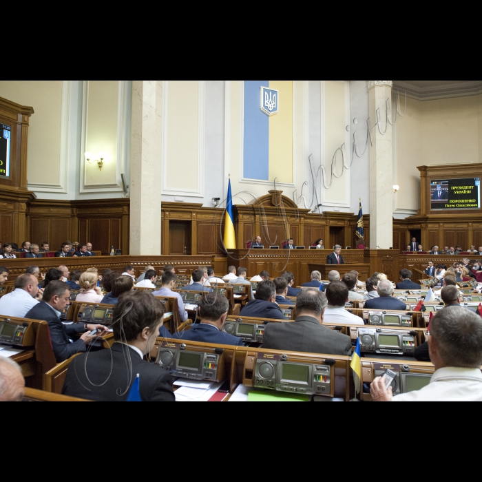 04 червня 2015
Президент України Петро Порошенко виступив у парламенті із щорічним Посланням до Верховної Ради про внутрішнє і зовнішнє становище України.