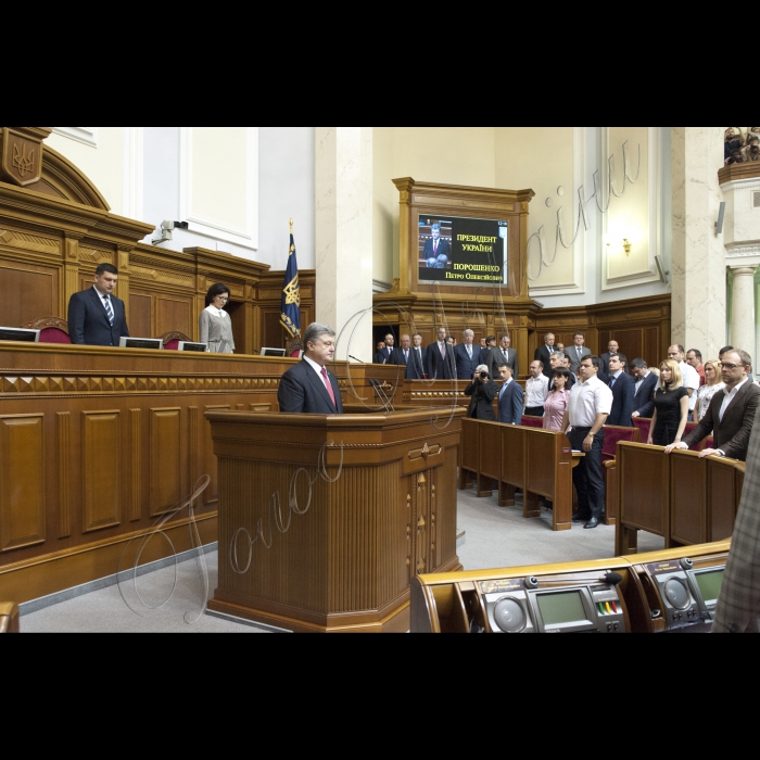 04 червня 2015
Президент України Петро Порошенко виступив у парламенті із щорічним Посланням до Верховної Ради про внутрішнє і зовнішнє становище України.
Хвилина мовчання за загиблими