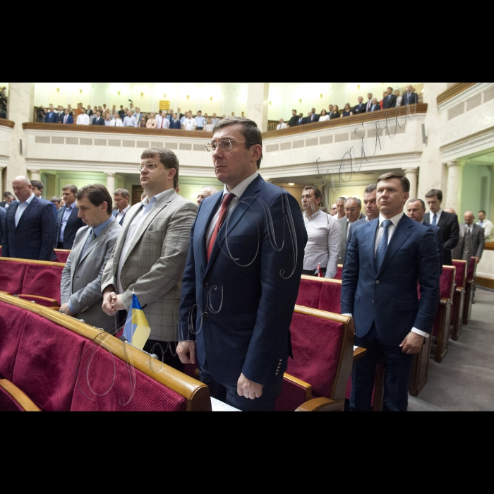 04 червня 2015
Президент України Петро Порошенко виступив у парламенті із щорічним Посланням до Верховної Ради про внутрішнє і зовнішнє становище України.
Хвилина мовчання за загиблими