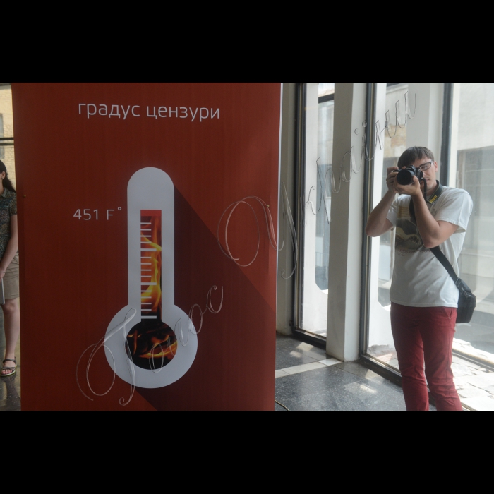 4 червня 2015

У Київському метрополітені активісти громадської організації «Центр UA» відкрили виставку робіт, присвячену Дню журналіста. До експозиції увійдуть кращі роботи конкурсу «Стоп цензурі! Громадяни за вільні країни», який проходив з 7 квітня по 25 травня. Враховуючи ситуацію з правами людини в Україні та на території окупованого Криму, спеціальною темою конкурсу стало одне з гасел Євромайдану «Права людини понад усе». 