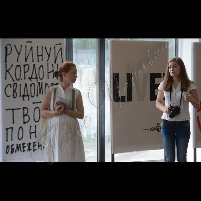4 червня 2015

У Київському метрополітені активісти громадської організації «Центр UA» відкрили виставку робіт, присвячену Дню журналіста. До експозиції увійдуть кращі роботи конкурсу «Стоп цензурі! Громадяни за вільні країни», який проходив з 7 квітня по 25 травня. Враховуючи ситуацію з правами людини в Україні та на території окупованого Криму, спеціальною темою конкурсу стало одне з гасел Євромайдану «Права людини понад усе». 