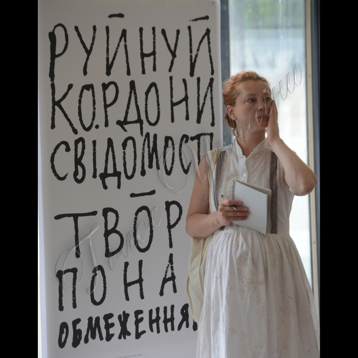 4 червня 2015

У Київському метрополітені активісти громадської організації «Центр UA» відкрили виставку робіт, присвячену Дню журналіста. До експозиції увійдуть кращі роботи конкурсу «Стоп цензурі! Громадяни за вільні країни», який проходив з 7 квітня по 25 травня. Враховуючи ситуацію з правами людини в Україні та на території окупованого Криму, спеціальною темою конкурсу стало одне з гасел Євромайдану «Права людини понад усе». 