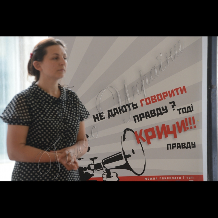 4 червня 2015

У Київському метрополітені активісти громадської організації «Центр UA» відкрили виставку робіт, присвячену Дню журналіста. До експозиції увійдуть кращі роботи конкурсу «Стоп цензурі! Громадяни за вільні країни», який проходив з 7 квітня по 25 травня. Враховуючи ситуацію з правами людини в Україні та на території окупованого Криму, спеціальною темою конкурсу стало одне з гасел Євромайдану «Права людини понад усе». 