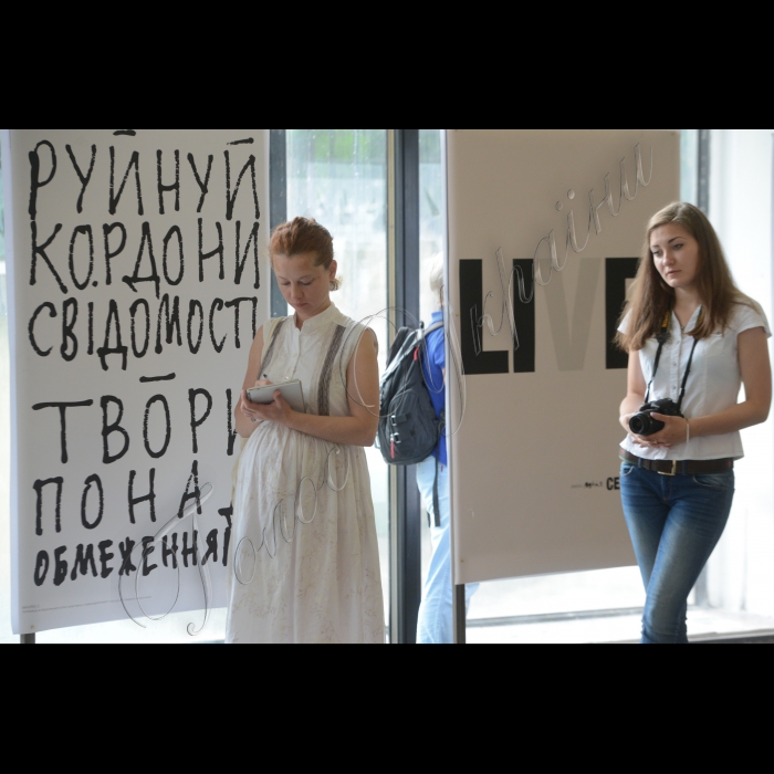 4 червня 2015

У Київському метрополітені активісти громадської організації «Центр UA» відкрили виставку робіт, присвячену Дню журналіста. До експозиції увійдуть кращі роботи конкурсу «Стоп цензурі! Громадяни за вільні країни», який проходив з 7 квітня по 25 травня. Враховуючи ситуацію з правами людини в Україні та на території окупованого Криму, спеціальною темою конкурсу стало одне з гасел Євромайдану «Права людини понад усе». 