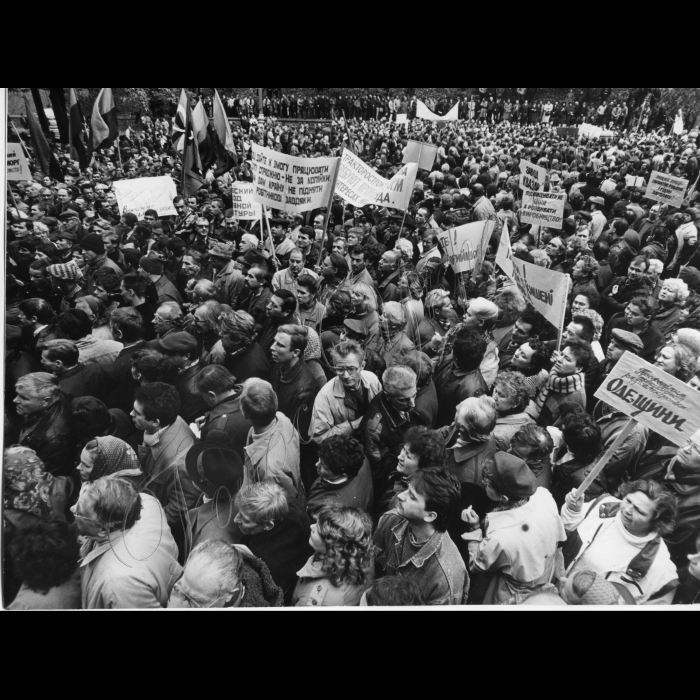 19.10.1995.
Пікетування Кабміну профспілками робітників машинобудування і оборонної промисловості.