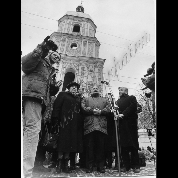 07.11.1995. Мітинг на Софійській площі до річниці початку Великої Жовтневої революції, НРУ
Ярослава Сецько, В. Чорновіл, Танюк
