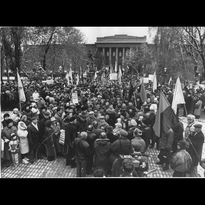 07.11.1995. 
Мітинг біля пам'ятнику Шевченка та Університету до річниці початку Великої Жовтневої революції