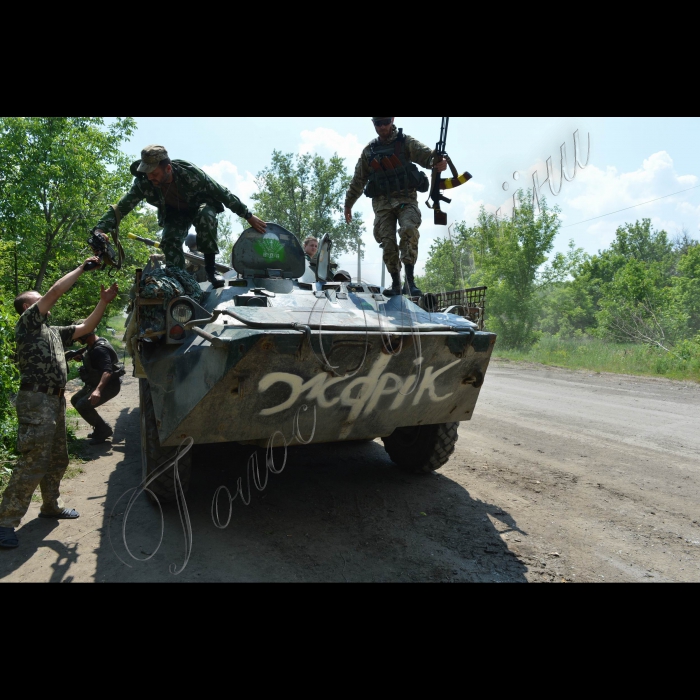 4 червня 2015

Донецька область, Авдіївка, зона АТО

Як розповідають бійці 2-го батальйону 95-ї Житомирської аеромобільної бригади, у Авдіївці перемир`ям і не пахне. Російсько-терористичні війська постійно і цілодобово ведуть обстріл з усіх видів зброї.
Бійці стрибають з БТР
