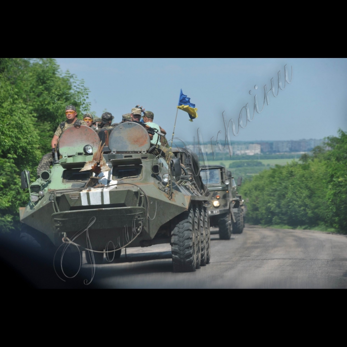 4 червня 2015

Донецька область, Авдіївка, зона АТО

Як розповідають бійці 2-го батальйону 95-ї Житомирської аеромобільної бригади, у Авдіївці перемир`ям і не пахне. Російсько-терористичні війська постійно і цілодобово ведуть обстріл з усіх видів зброї.
підкріплення йде на фронт