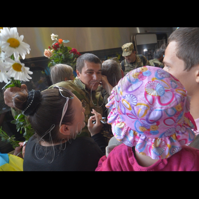 05 червня 2015.
На Центральному залізничному вокзалі Києва зустрічали 117 демобілізованих бійців 25-го батальйону «Київська Русь», які рік прослужили в зоні АТО