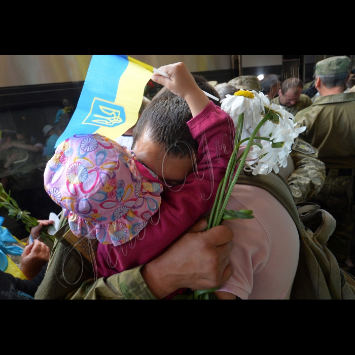 05 червня 2015.
На Центральному залізничному вокзалі Києва зустрічали 117 демобілізованих бійців 25-го батальйону «Київська Русь», які рік прослужили в зоні АТО