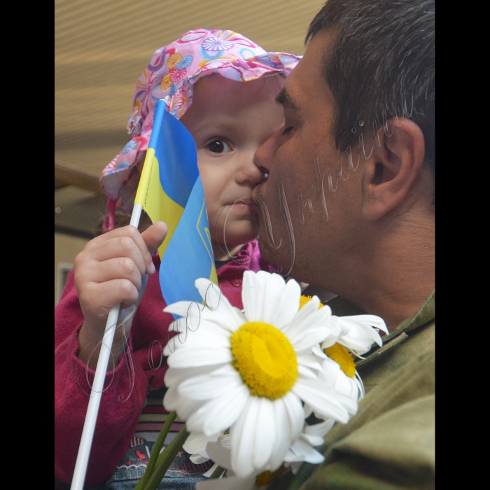 05 червня 2015.
На Центральному залізничному вокзалі Києва зустрічали 117 демобілізованих бійців 25-го батальйону «Київська Русь», які рік прослужили в зоні АТО