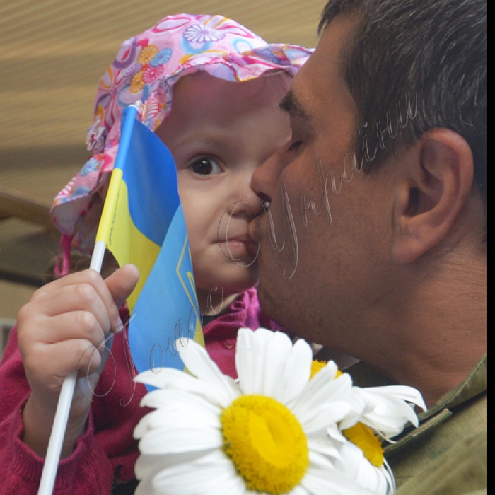 05 червня 2015.
На Центральному залізничному вокзалі Києва зустрічали 117 демобілізованих бійців 25-го батальйону «Київська Русь», які рік прослужили в зоні АТО