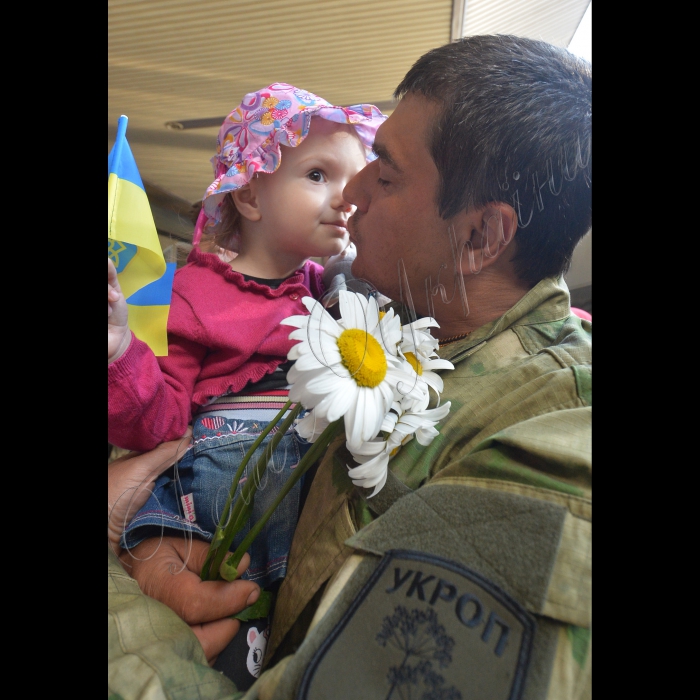 05 червня 2015.
На Центральному залізничному вокзалі Києва зустрічали 117 демобілізованих бійців 25-го батальйону «Київська Русь», які рік прослужили в зоні АТО