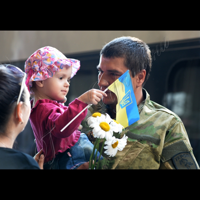 05 червня 2015.
На Центральному залізничному вокзалі Києва зустрічали 117 демобілізованих бійців 25-го батальйону «Київська Русь», які рік прослужили в зоні АТО