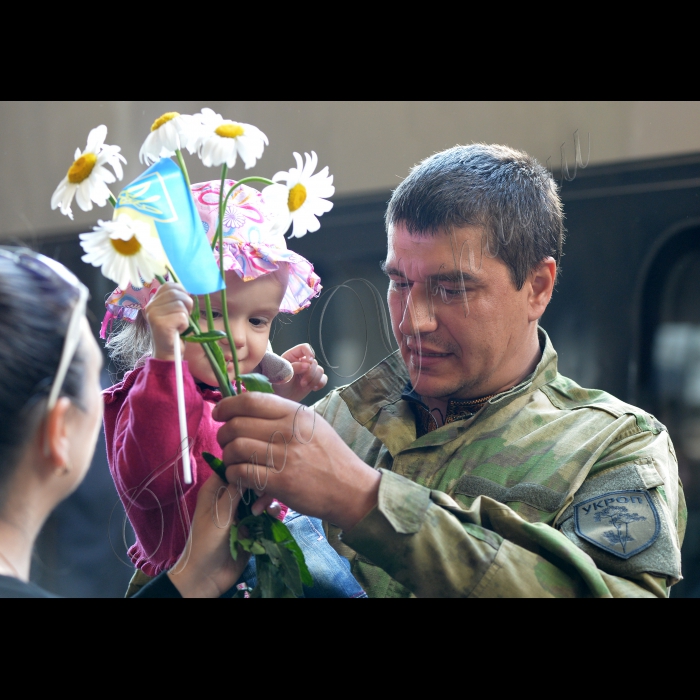05 червня 2015.
На Центральному залізничному вокзалі Києва зустрічали 117 демобілізованих бійців 25-го батальйону «Київська Русь», які рік прослужили в зоні АТО