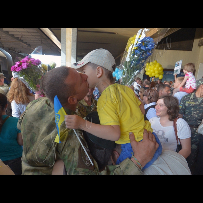 05 червня 2015.
На Центральному залізничному вокзалі Києва зустрічали 117 демобілізованих бійців 25-го батальйону «Київська Русь», які рік прослужили в зоні АТО