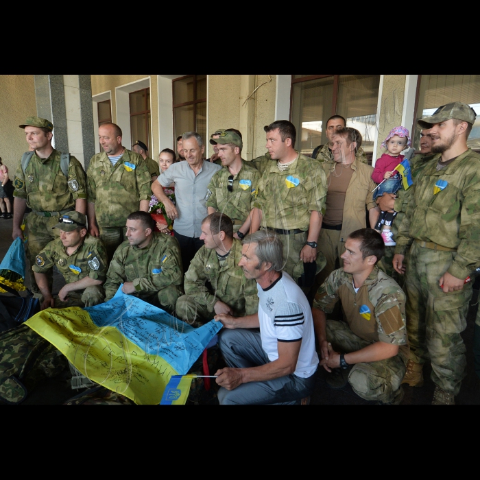 05 червня 2015.
На Центральному залізничному вокзалі Києва зустрічали 117 демобілізованих бійців 25-го батальйону «Київська Русь», які рік прослужили в зоні АТО