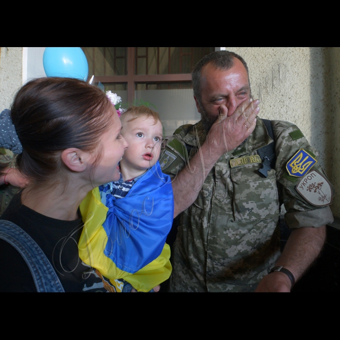 05 червня 2015.
На Центральному залізничному вокзалі Києва зустрічали 117 демобілізованих бійців 25-го батальйону «Київська Русь», які рік прослужили в зоні АТО