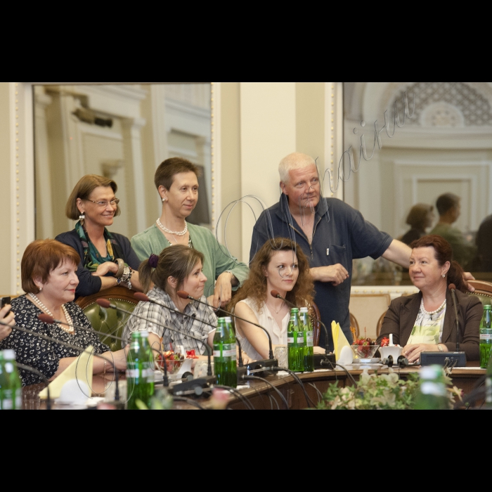 05 червня 2015
Голоа ВР України Володимир Гройсман привітав журналістів з їхнім професійним святом.
(зліва направо) головний редактор журналу «Віче» Світлана Писаренко, працівники прес-служби Верховної Ради Оксана Деркач, Олеся Хицюк, Вікторія Шведова (керівник прес-служби), Наталія Костилева, Андрій Степаненко, Тетяна Весна
