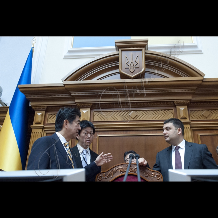 06 червня 2015
Зустріч Голови ВР України Володимира Гройсмана з Прем’єр-міністром Японії Сіндзо Абе.
Огляд сесійної зали.