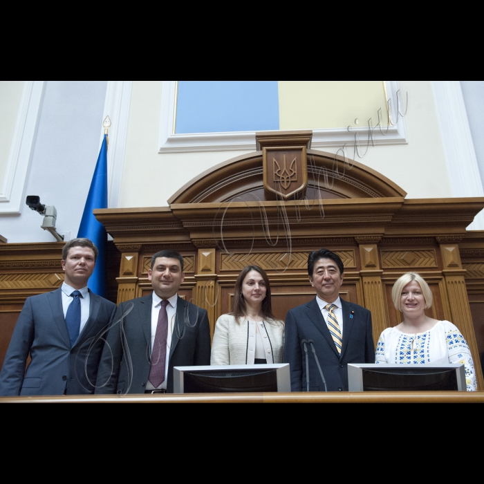 06 червня 2015
Зустріч Голови ВР України Володимира Гройсмана з Прем’єр-міністром Японії Сіндзо Абе.
Огляд сесійної зали.