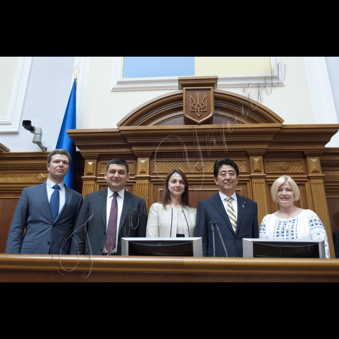 06 червня 2015
Зустріч Голови ВР України Володимира Гройсмана з Прем’єр-міністром Японії Сіндзо Абе.
Огляд сесійної зали.